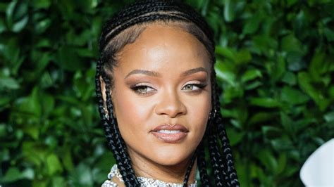 Rihanna reinventa su clásico corte bob con esta。